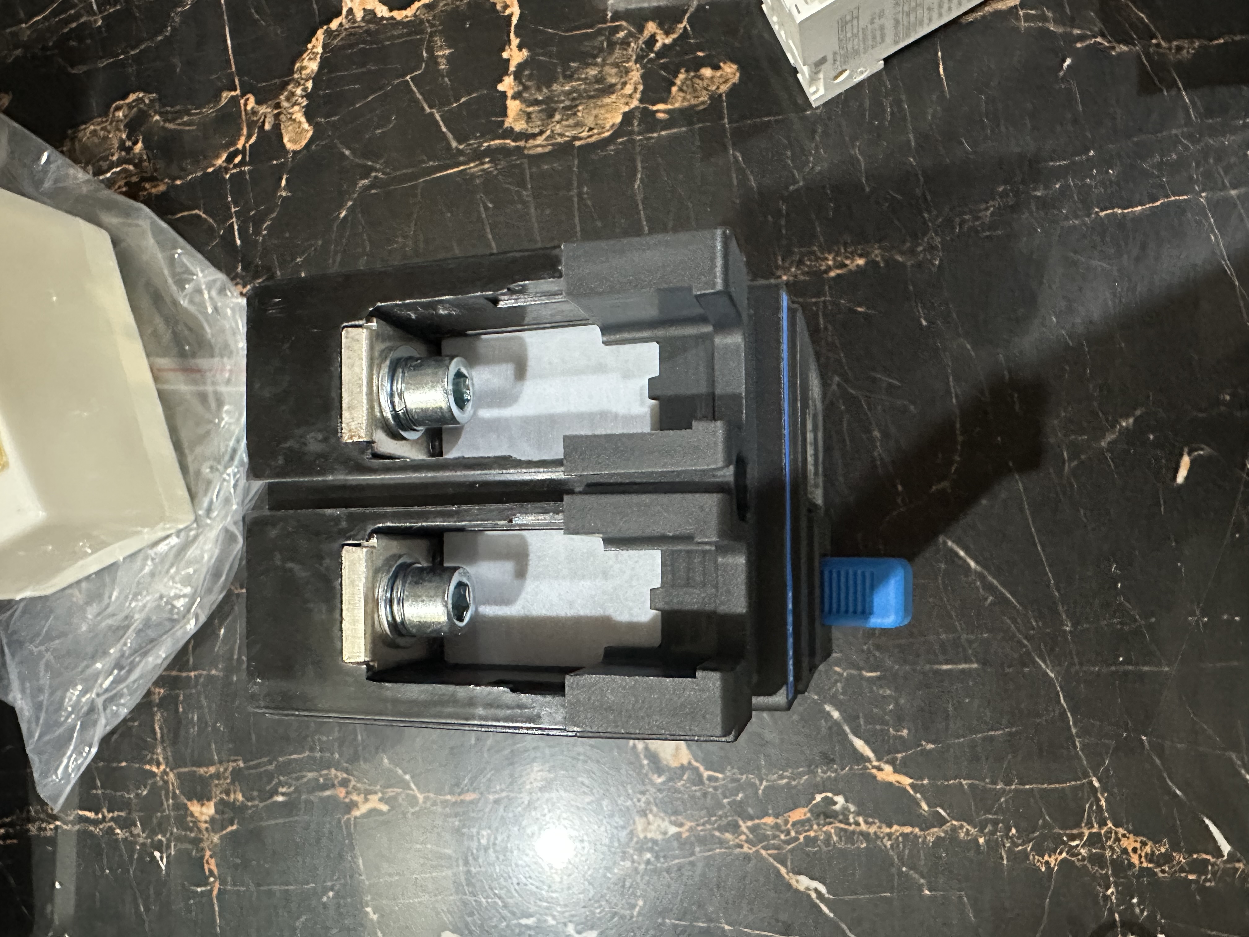 TOMZN DC MCCB TOM7Z-250/2300 – 250A 1000V DC Molded Case Circuit Breaker for Solar Systems 3